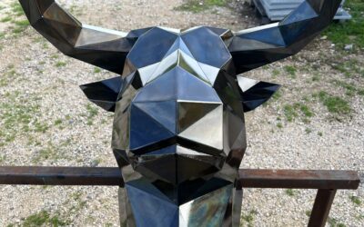 Sculpture origami d’un buste de taureau